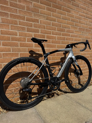 Pinarello X7 Disc - Ultegra Di2 equipped Endurance - Xpeed Saturn 2025