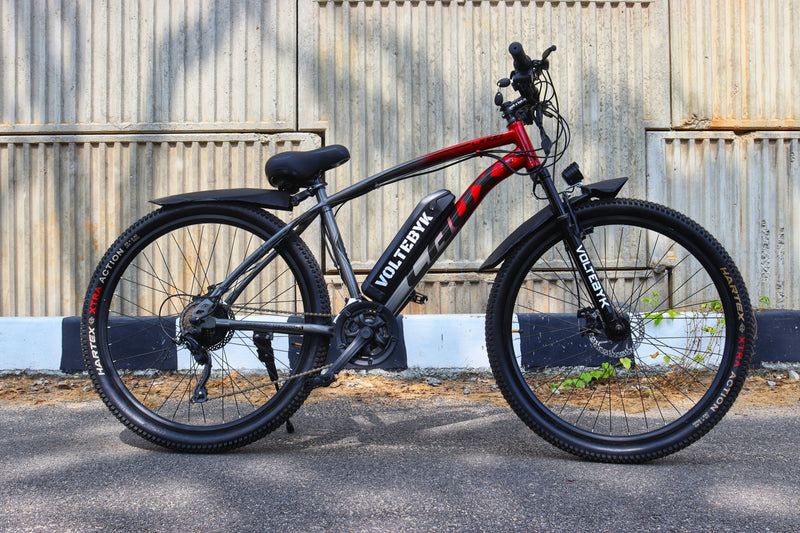Second-hand electric mountain bike with fat tyres in black and red – used e-MTB for sale. Affordable second-hand electric mountain bike listed for sale in the UK – fat tyre e-MTB