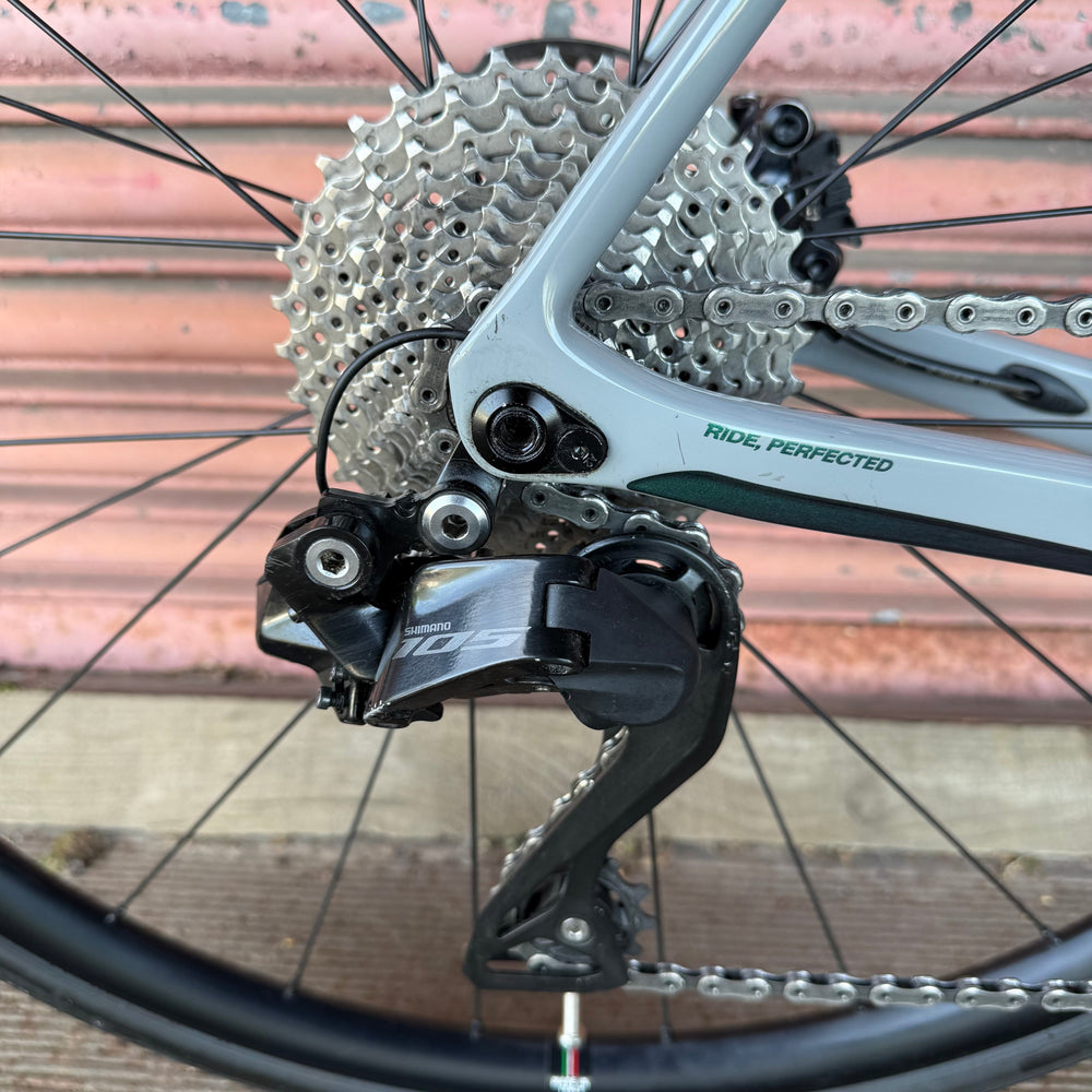 Basso Astra Shimano 105 Di2 Carbon Disc Road Bike