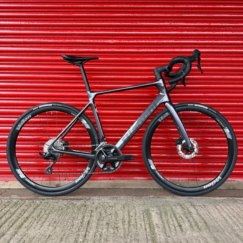 Bianchi Infinito 105 12 Speed Carbon Disc Road 2025