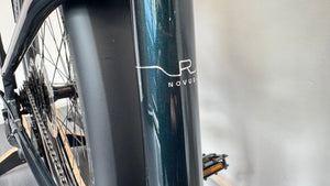 Raleigh Novus Plus Crossbar 800Wh - Forest With Pannier Bag 2026