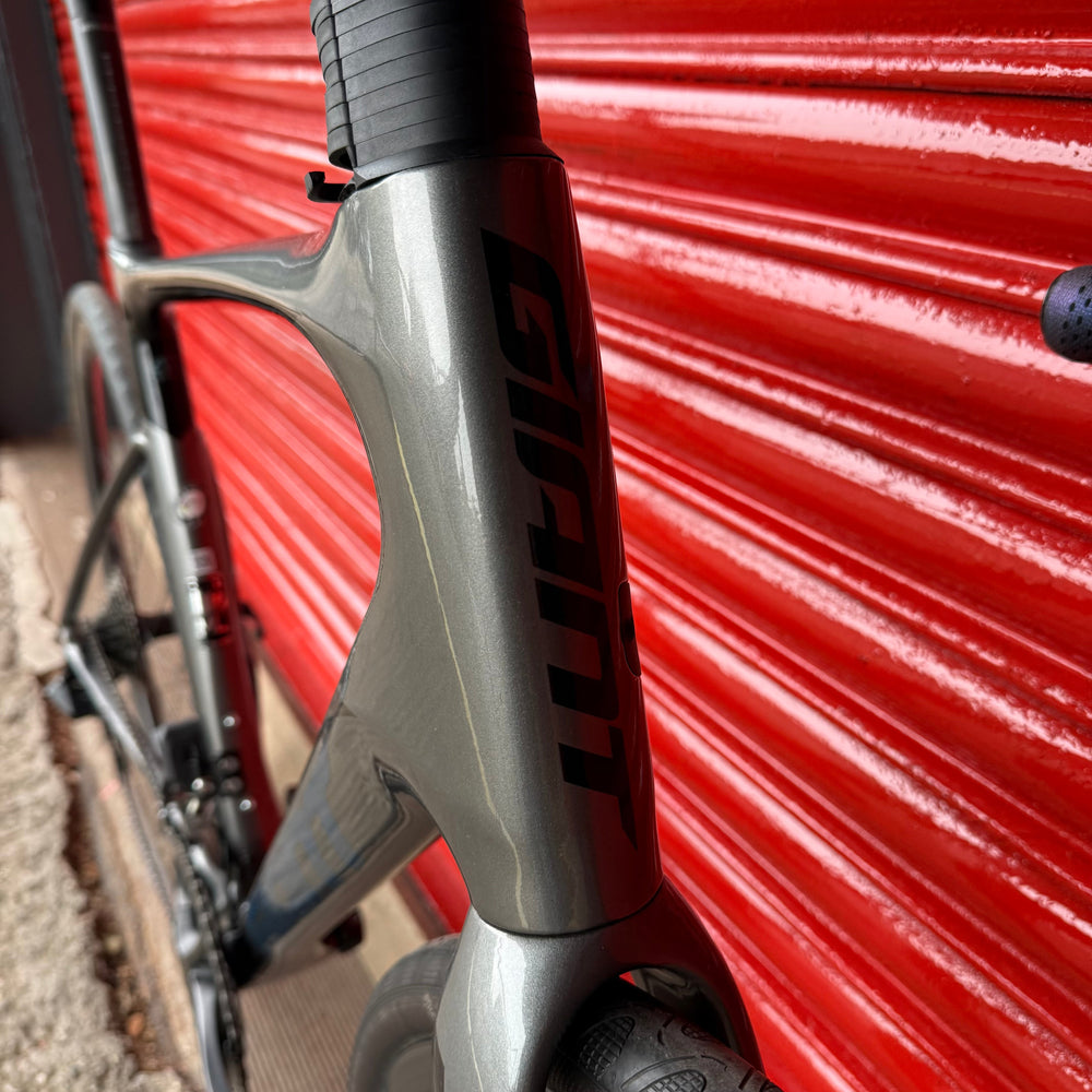 Giant Defy Advanced Pro 105 Di2 Carbon Disc Road Bike - ML 56cm