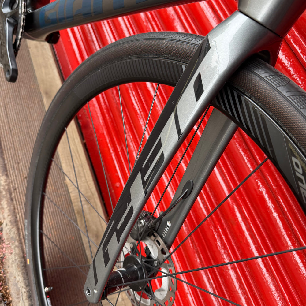 Giant Defy Advanced Pro 105 Di2 Carbon Disc Road Bike - ML 56cm
