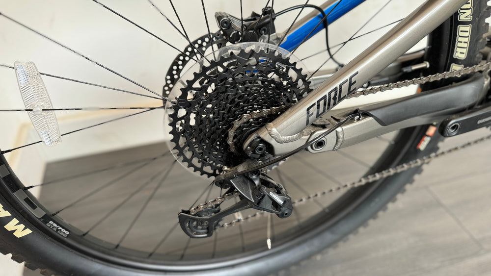 GT e-Force AMPe MTB Mountain Bike LARGE bike ONLY 12 miles 29er Yari forks