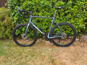 Giant TCR advanced pro frame with 12 speed Shimano 105 di2. 2024