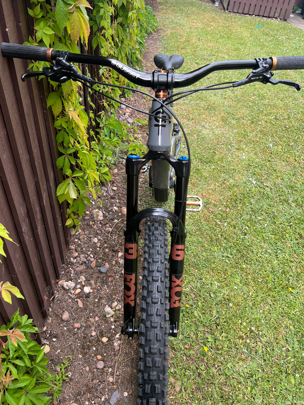 GT Sensor Carbon Elite 2025