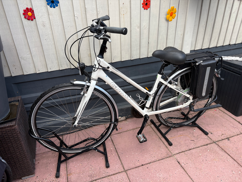 Giant Escape Hybrid 1 2018