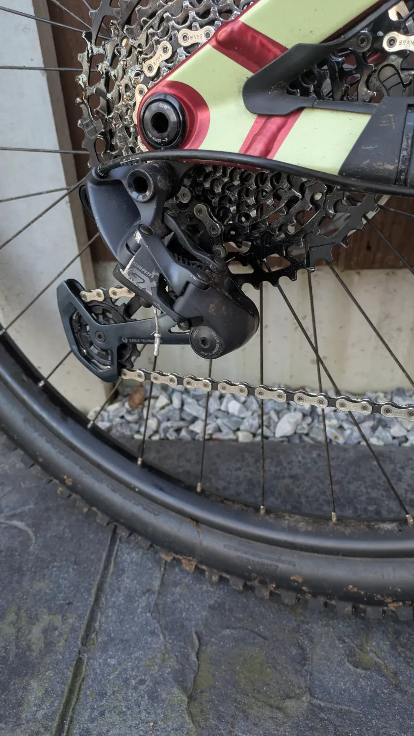 Ghost Riot EN Essential 2023