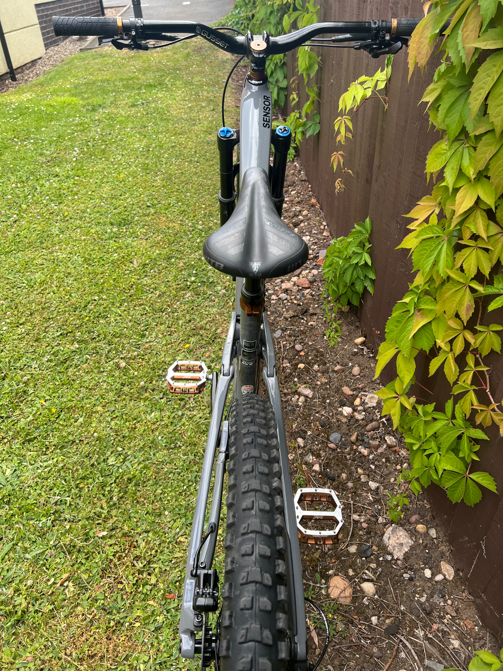 GT Sensor Carbon Elite 2025