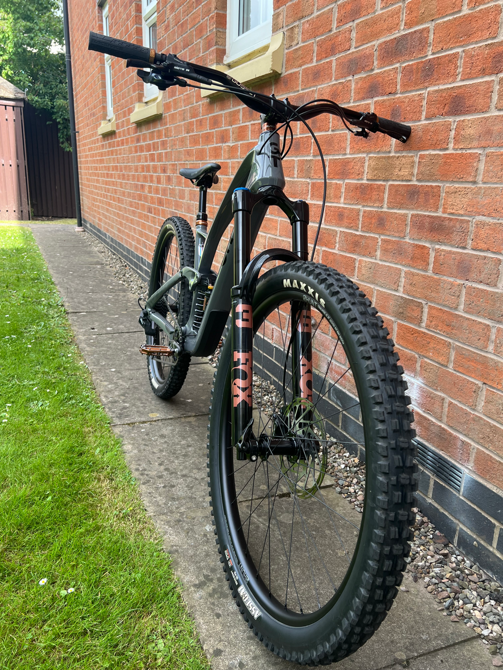 GT Sensor Carbon Elite 2025