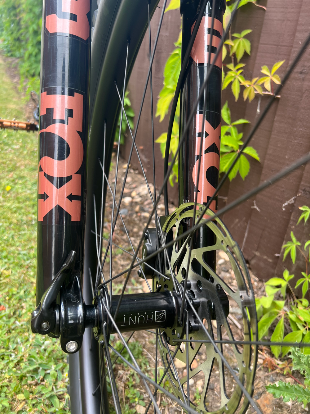 GT Sensor Carbon Elite 2025