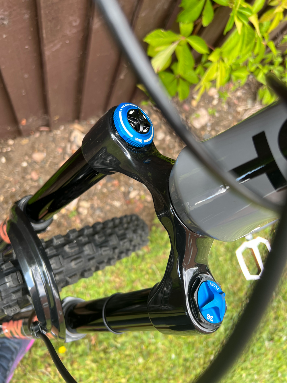 GT Sensor Carbon Elite 2025