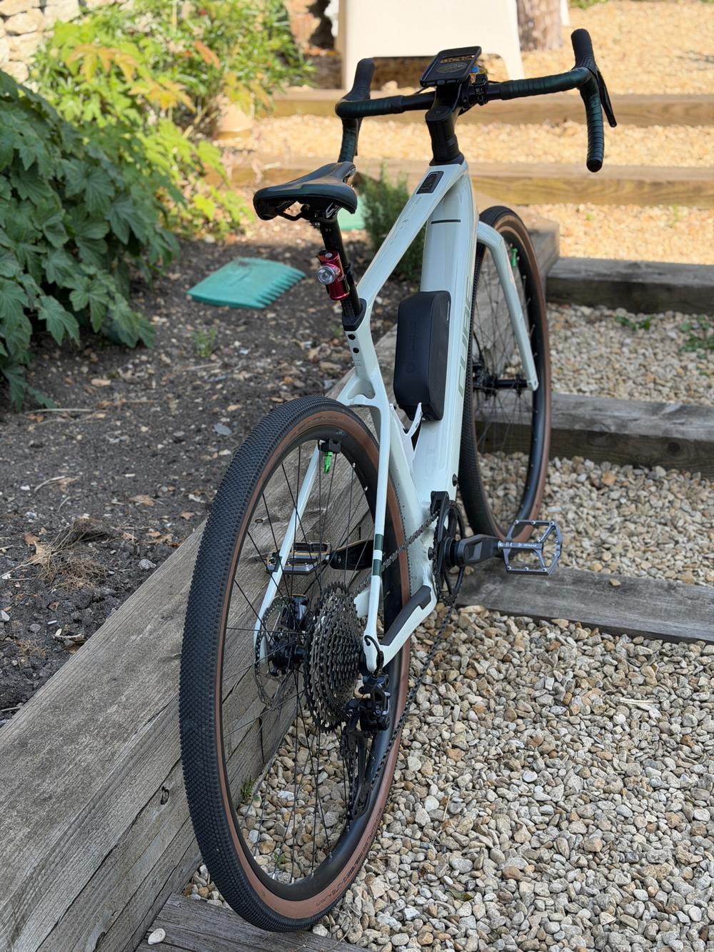Cube Nuroad Hybrid C:62 Race 400x Carbon 2025
