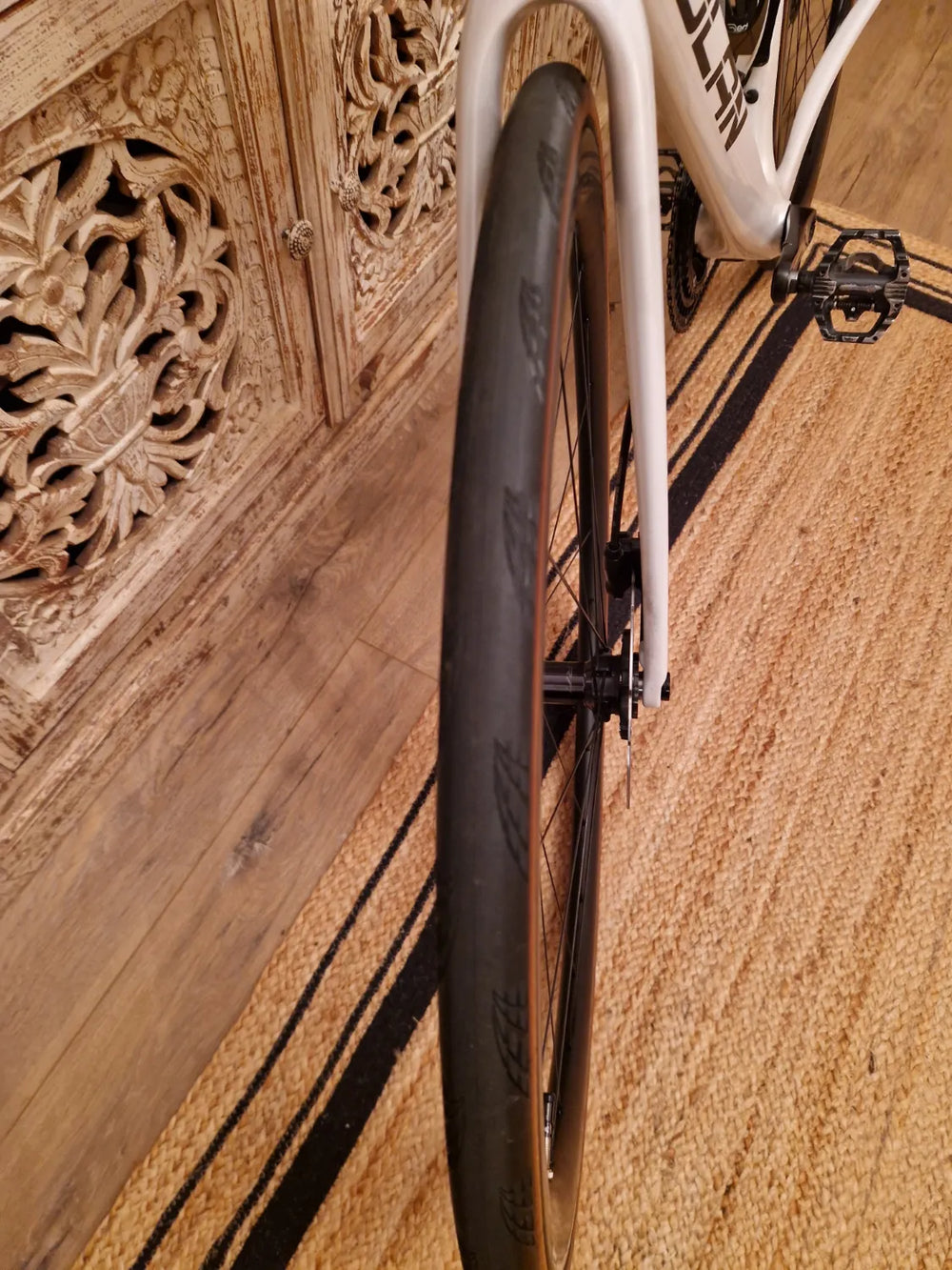 Dolan Tuono Carbon Disc Road Bike - Shimano-12s-105 R7170 Di2 2023