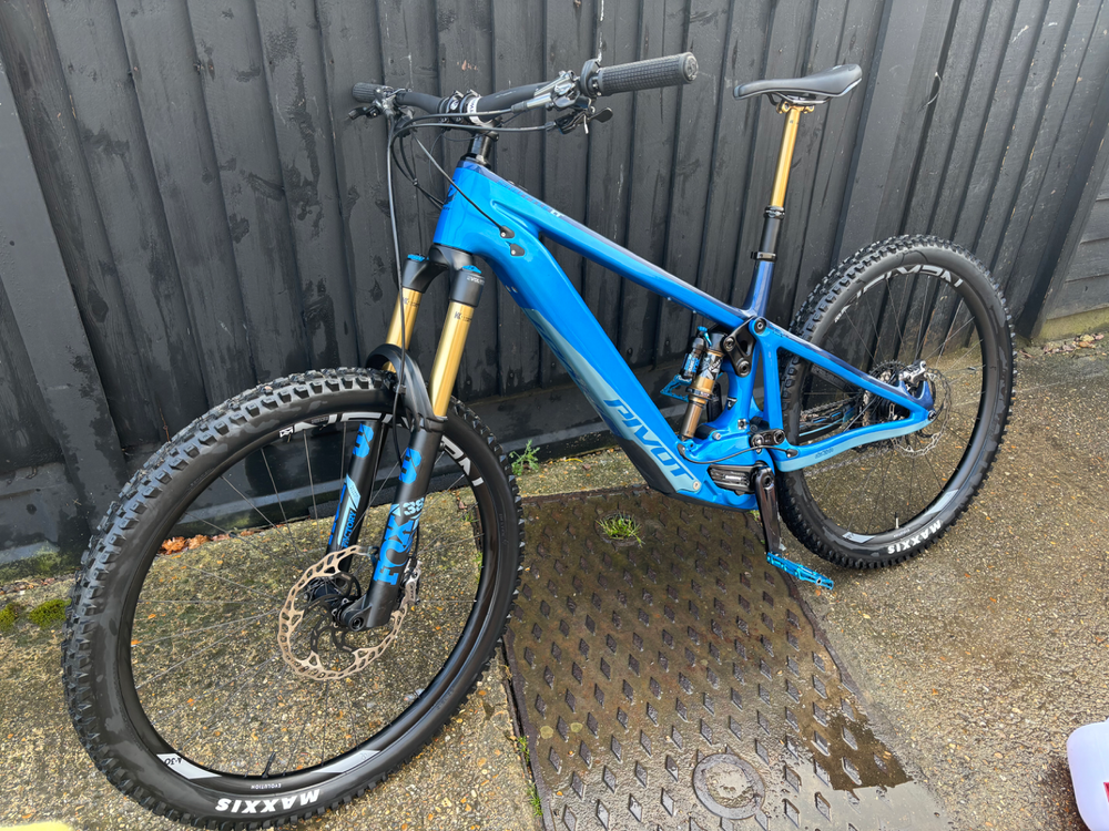 Pivot SHUTTLE LT Team Di2 2023