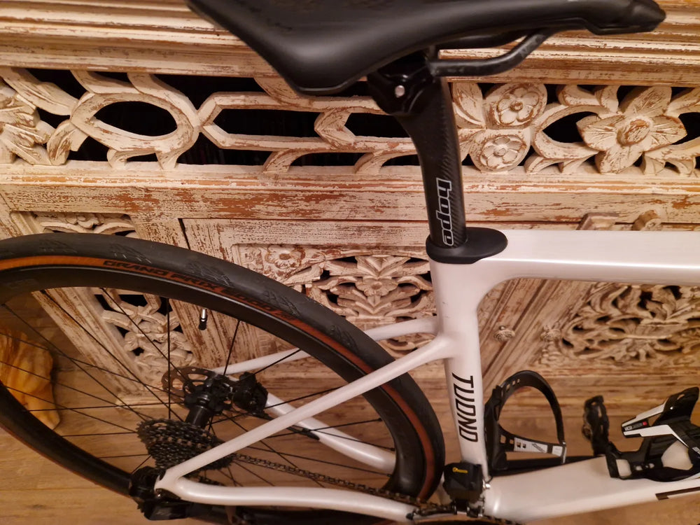 Dolan Tuono Carbon Disc Road Bike - Shimano-12s-105 R7170 Di2 2023