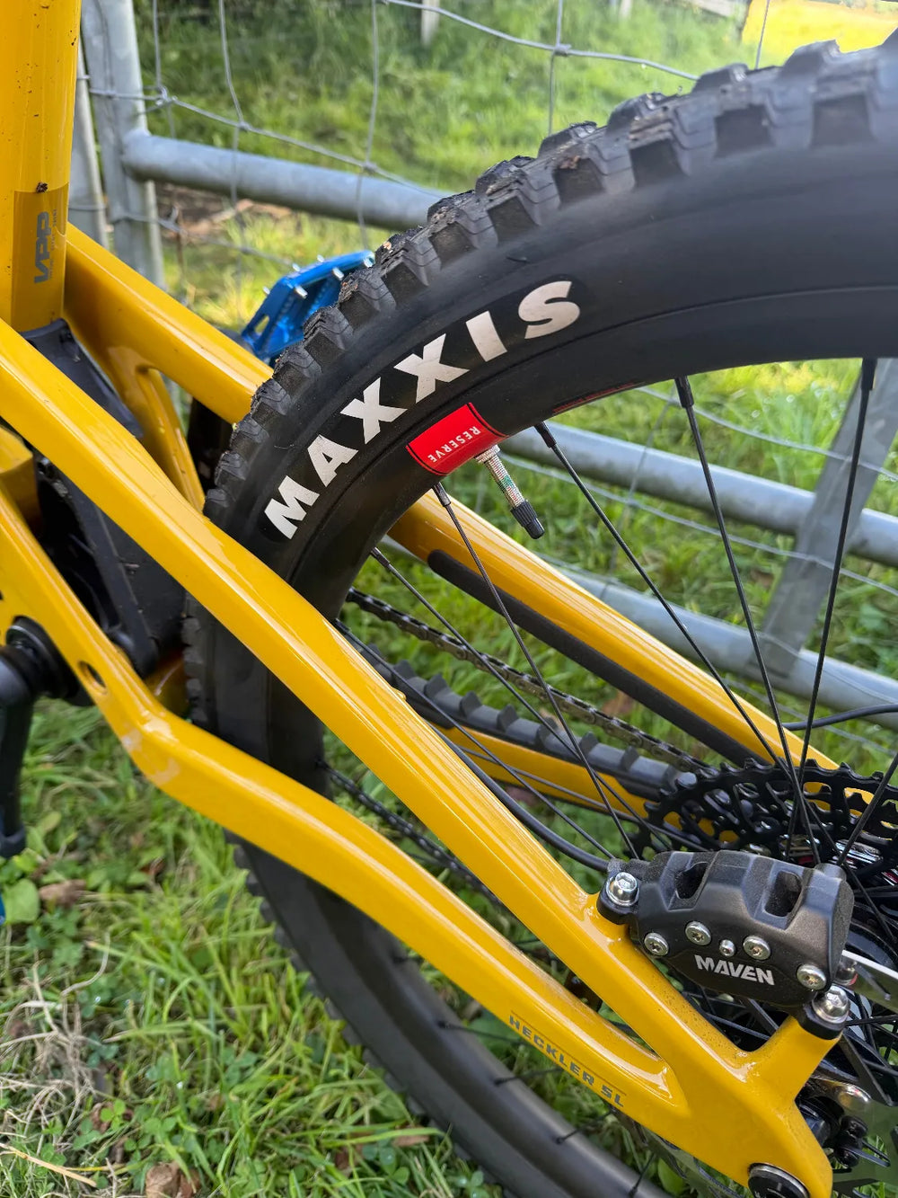 Santa Cruz Heckler SL 1.1 C Carbon MX 90 Hope Yellow Stunning Bike 2026