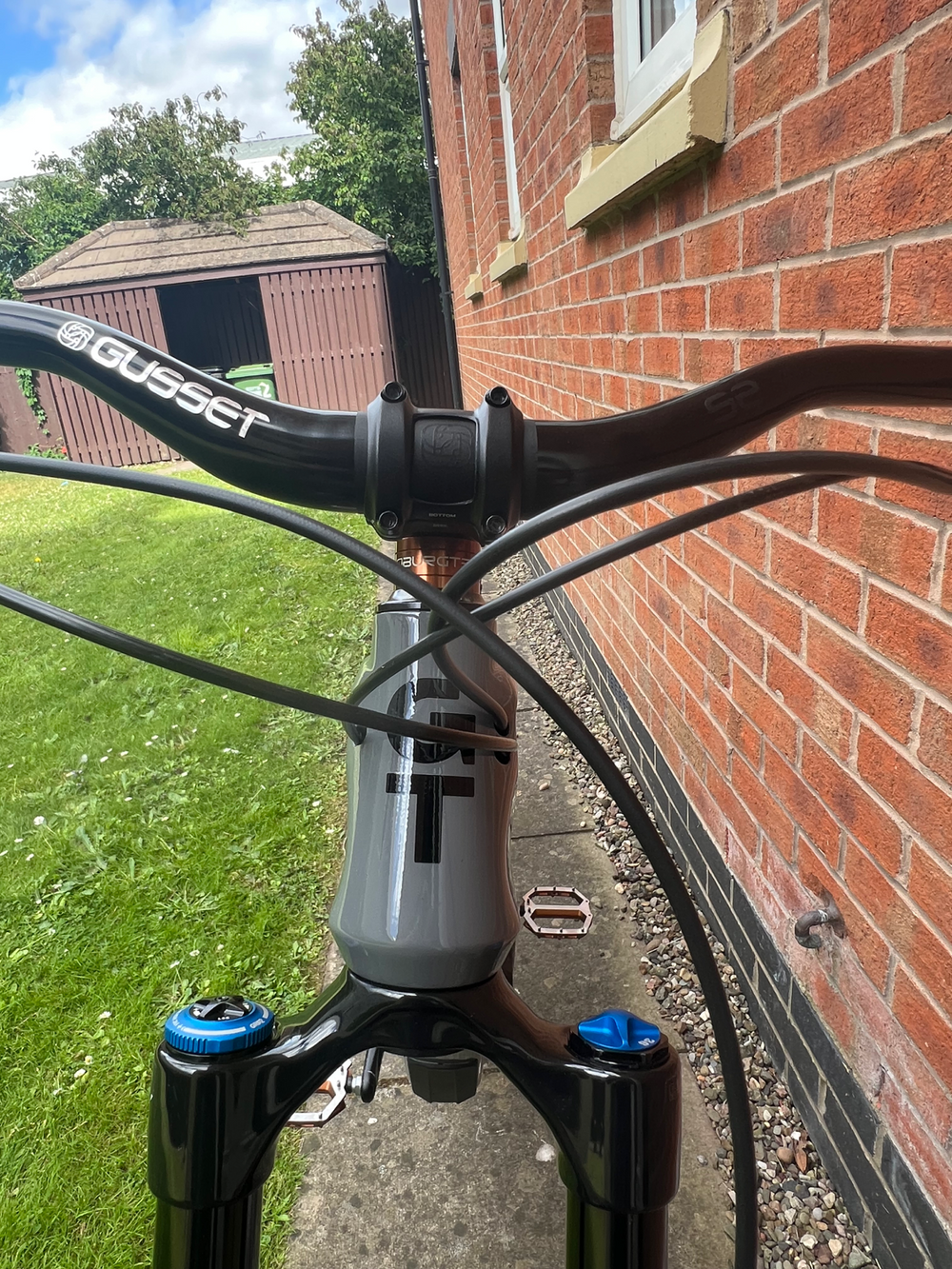 GT Sensor Carbon Elite 2025
