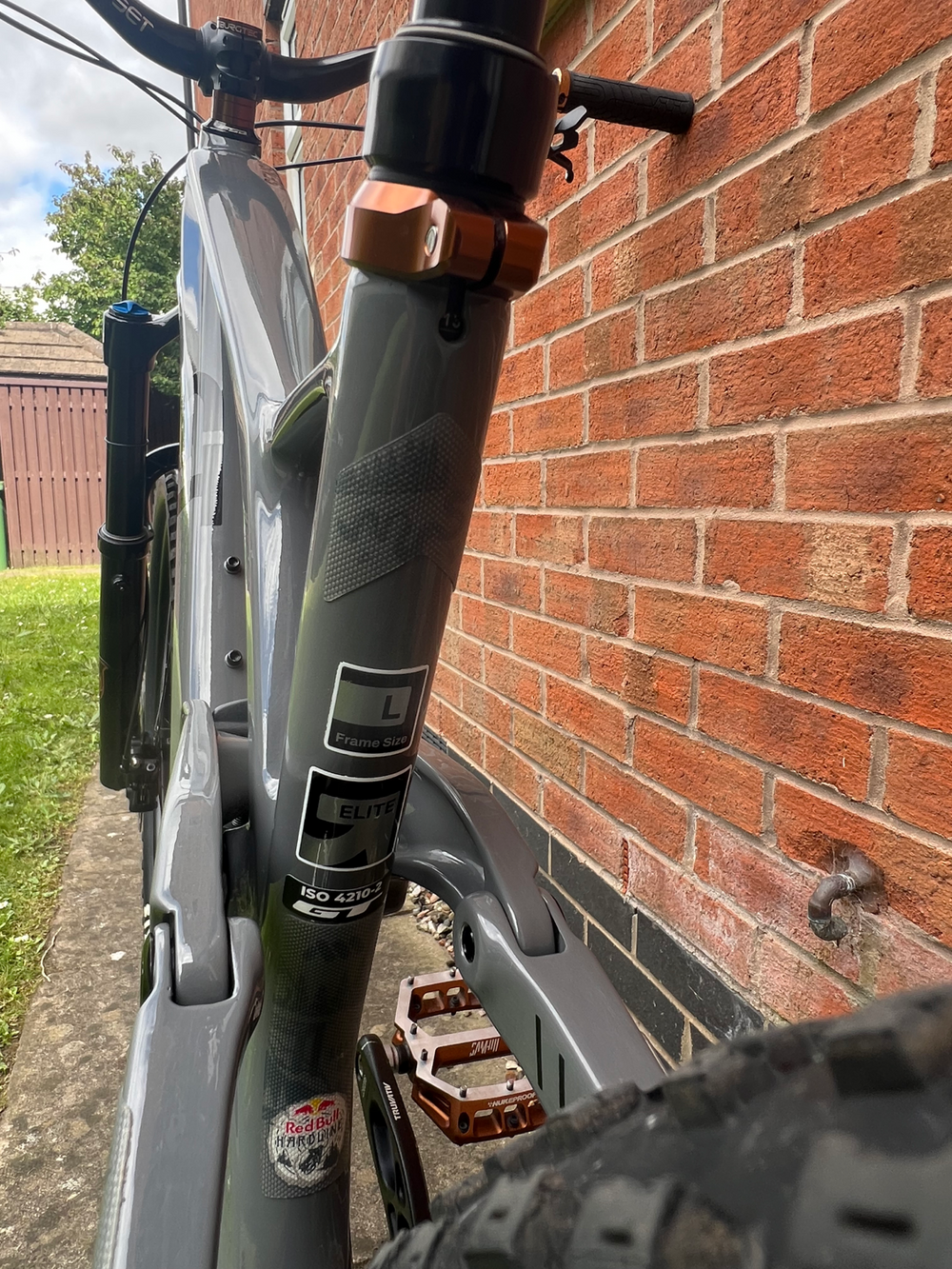 GT Sensor Carbon Elite 2025