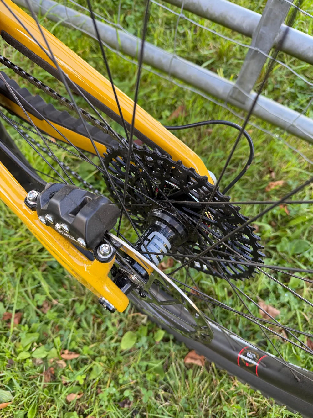 Santa Cruz Heckler SL 1.1 C Carbon MX 90 Hope Yellow Stunning Bike 2026