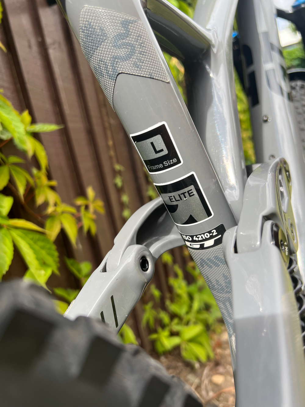 GT Sensor Carbon Elite 2025