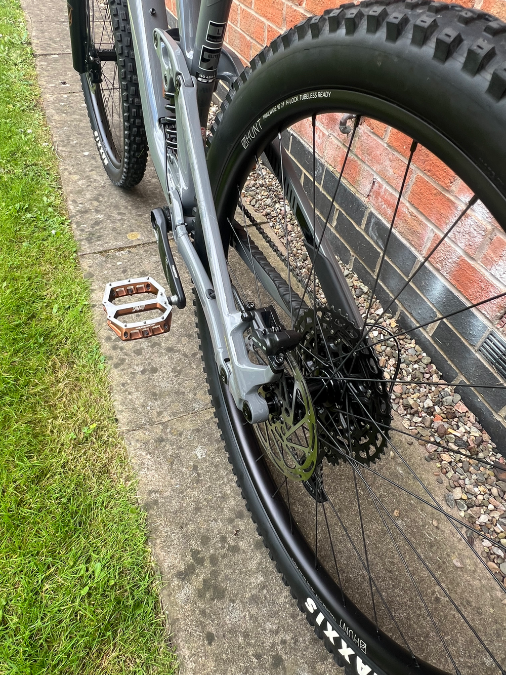 GT Sensor Carbon Elite 2025