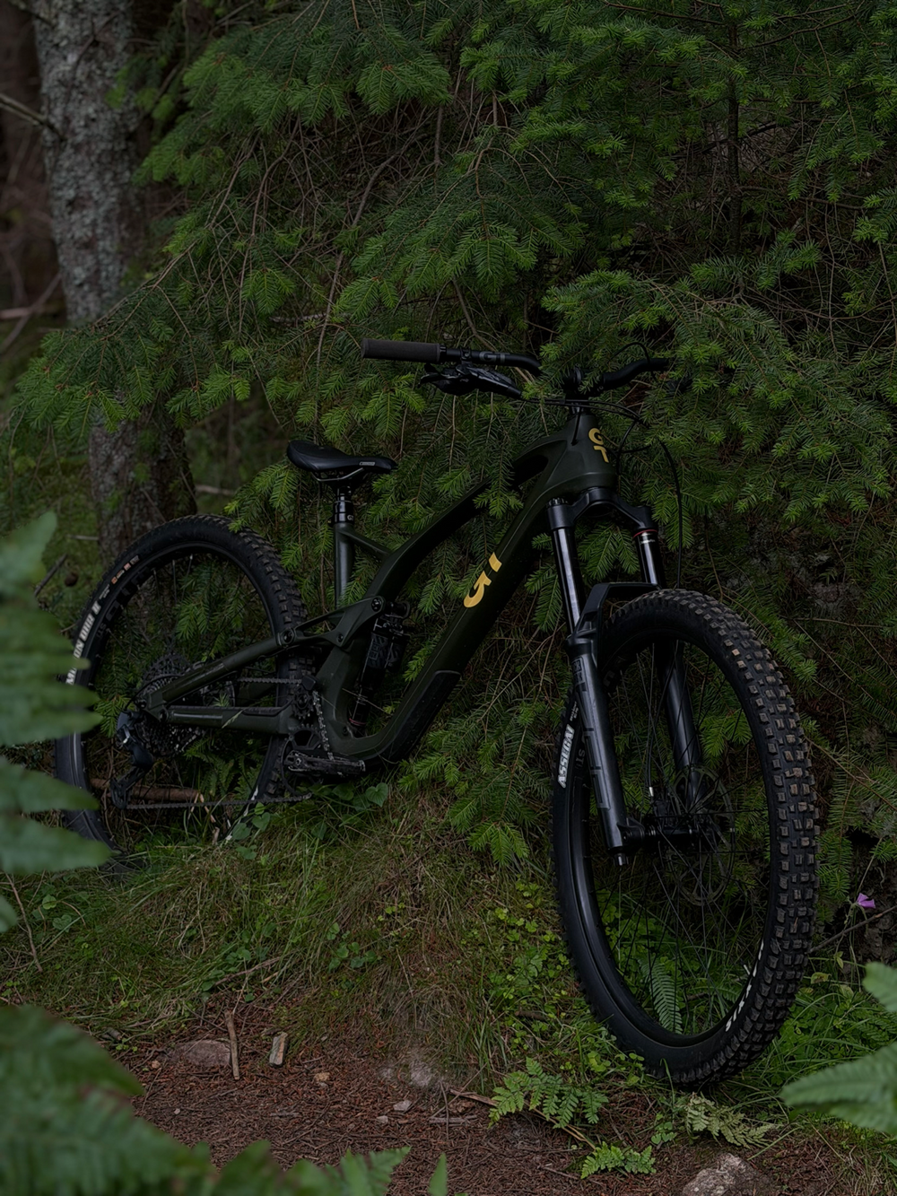 GT Force Carbon Pro 2023