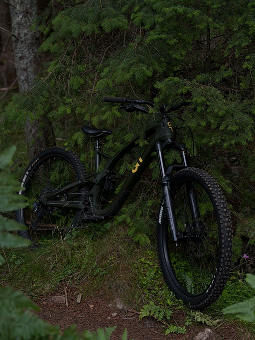 GT Force Carbon Pro 2023