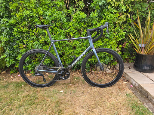 Giant TCR advanced pro frame with 12 speed Shimano 105 di2. 2024
