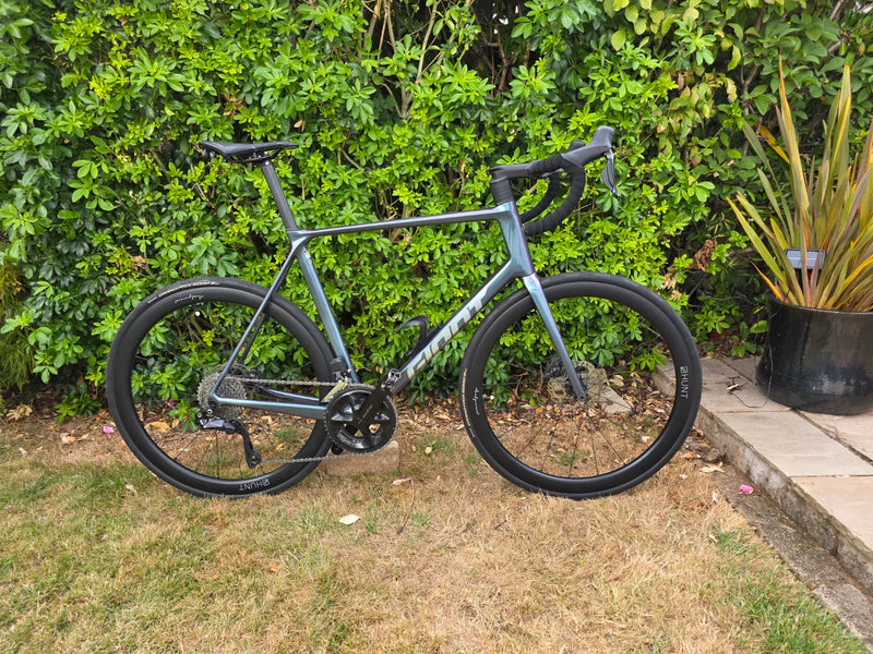 Giant TCR advanced pro frame with 12 speed Shimano 105 di2. 2024