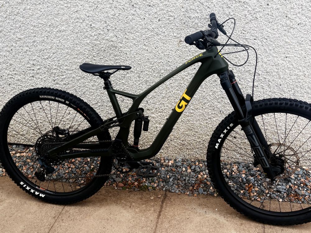 GT Force Carbon Pro 2023