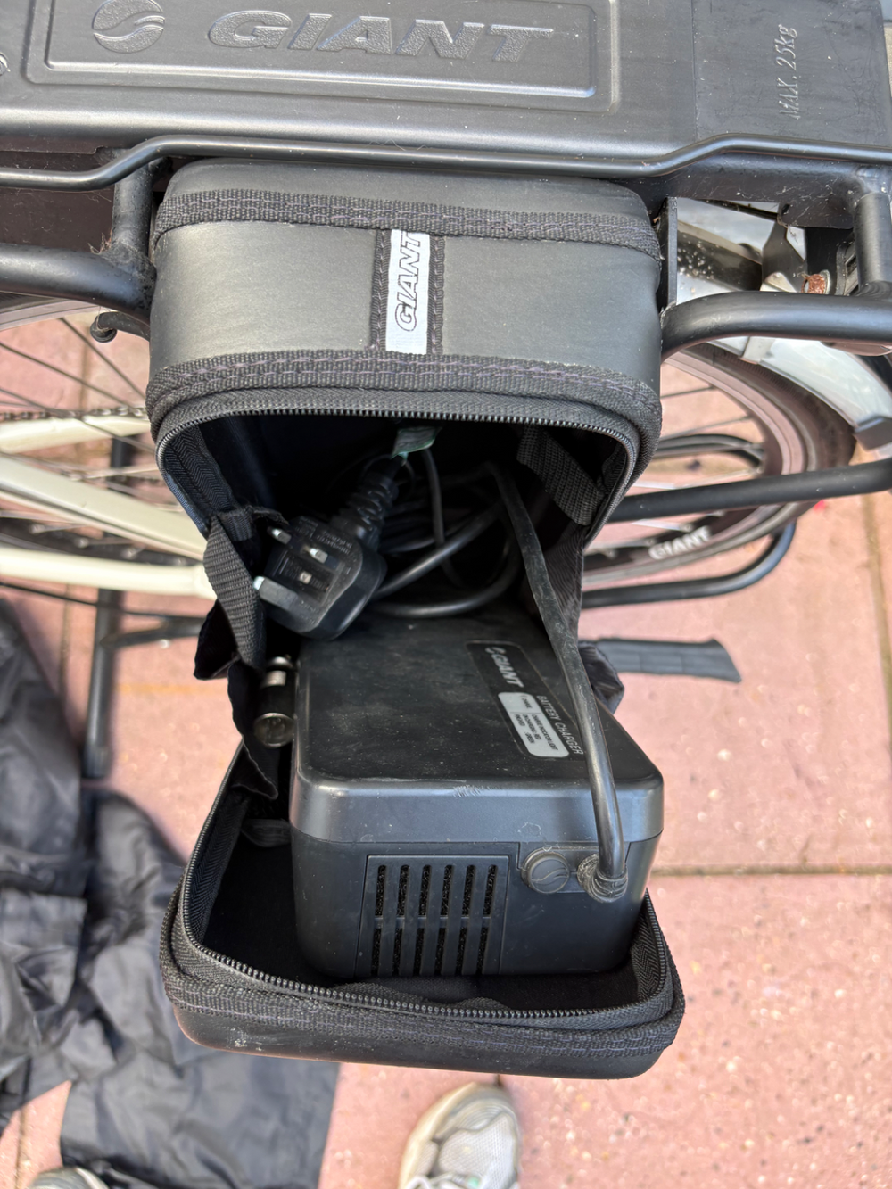 Giant Escape Hybrid 1 2018