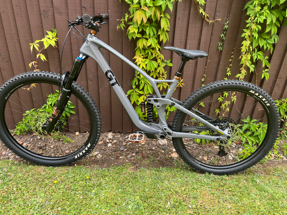 GT Sensor Carbon Elite 2025