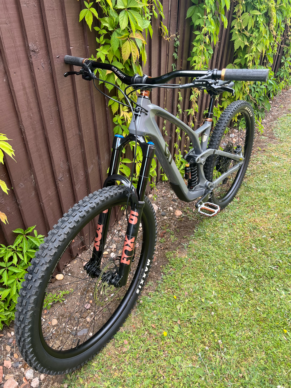 GT Sensor Carbon Elite 2025