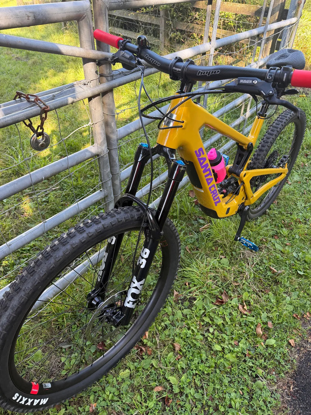 Santa Cruz Heckler SL 1.1 C Carbon MX 90 Hope Yellow Stunning Bike 2026